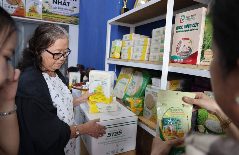Từ câu chuyện gạo ST25, đừng mua niềm tin bằng một chiếc nhãn